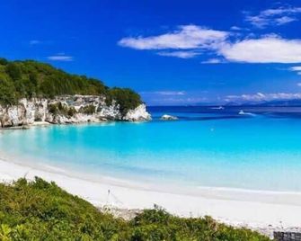 Bask in the Beauty of Paxoi - Kirki's Summer Retreats with Private Jacuzzis - Gaios - Strand