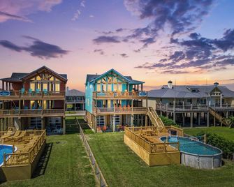 Luxury Beachfront Escape 2 Homes, Pools & Hot Tubs - Crystal Beach - Budynek