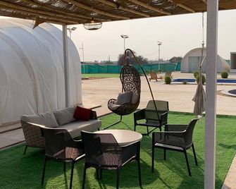 Charming barn in RAK. Rustic charm, modern comfort. Book now! - Ras Al Khaimah - Patio