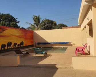 Chez Marie Sane Maison Centre Bourg à Nianing à Proximité Plage et Commerces - Nianing - Patio