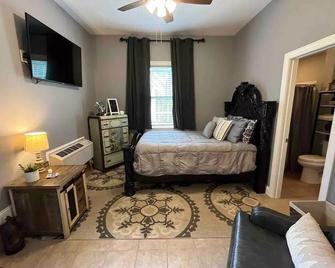 Endor Cottage nestled in the forest - Lincolnton