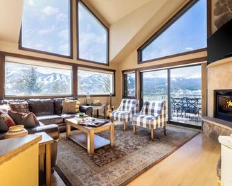 Frontier by AvantStay Incredible Mtn Views Hot Tub Gorgeous Breckenridge Home Close to Slopes - Breckenridge - Living room