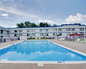 1 King Bed | Smoking - Clarion - Pool