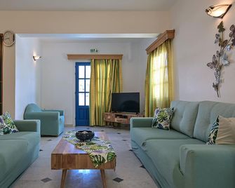 Hotel Francesca - Agios Prokopios - ห้องนั่งเล่น