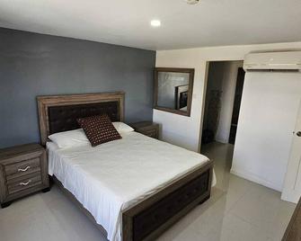 Charming 3-Bed Apartment in Portmore with pool - Portmore - Schlafzimmer