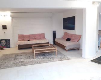 Beautiful mountain-top apartment with pool and sea view - Rambaud - Living room