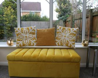 Stylish and Spacious Home with Garden Views - near MCR Airport and Ample Free Parking - Cheadle - Living room