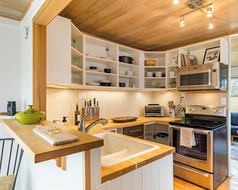Swan Lake Cottage by Avantstay Views + Firepit - Oak Harbor - Kuchyň