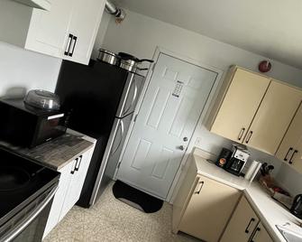 Private room in 5 1/2 appartement just 10 minutes to Montreal - Brossard - Kitchen