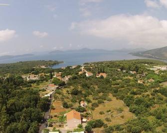 Apartment Ani - Two Bedroom Apartment with Terrace and Garden View - Banići - Outdoors view