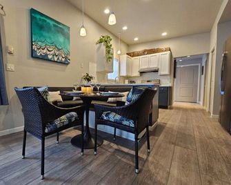 Sunflower Resort ConeflowerCabin is in the ultra-quiet Winthrop South community, with a 5 minute walk to downtown on the pedestrian trail. - Winthrop - Essbereich
