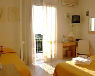 Hotel Alk - Marina Di Pietrasanta - Bedroom