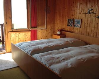 Original Swiss chalet in a unique location with dream panorama - Jongny - Habitación