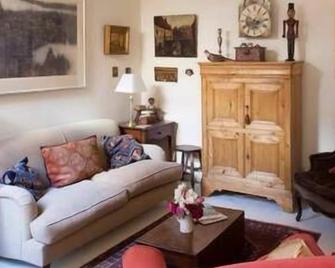 Red Gate Terrace - Brunswick - Living room
