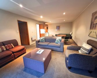 St James Apartments - קווינסטאון - סלון