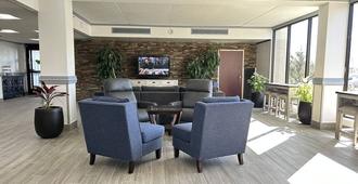 Clarion Inn & Suites Airport - Grand Rapids - Lobby