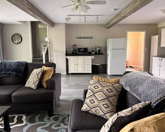 Cozy Retreat with Elk Lake Access - Williamsburg - Living room