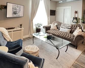 Bus Stop Sally in Historic Walker's Point MKE - Milwaukee - Living room