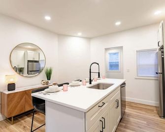 Stylish Pittsburgh Gem; Free Parking, Pets Ok - South Heights - Küche