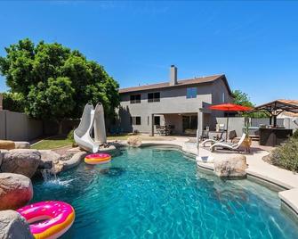 5 Bedroom 4 Bath Boutique Home Premium Location + Heated Pool Option - Glendale - Zwembad