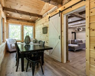 Private & Modern Muskoka Lakefront Cabin - Gravenhurst - Dining room