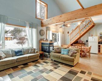 Large 9-acre retreat for families and friends in the woods with wood-fired sauna - Coe Hill - Living room