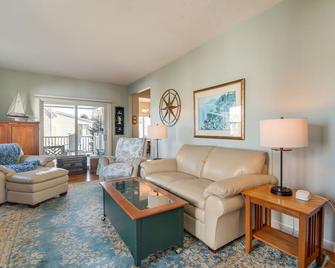 Scituate Vacation Rental - Walk to the Beach! - Scituate - Living room