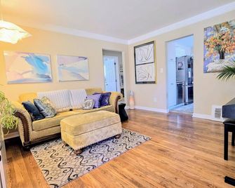 2Bedroom/2 Bath/2 Office Bungalow with Sauna and Parking by Royal Oak - Madison Heights - Living room