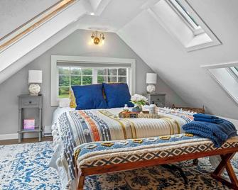 Charming Woodstock Skylight Retreat-10 Min to Loon - Woodstock - Bedroom