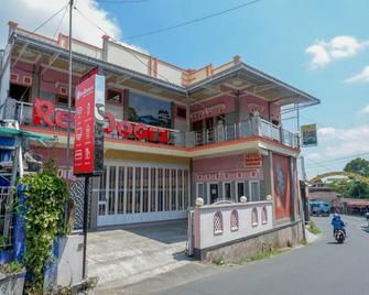 RedDoorz near Desa Wisata Tambi Dieng - Wonosobo - Building
