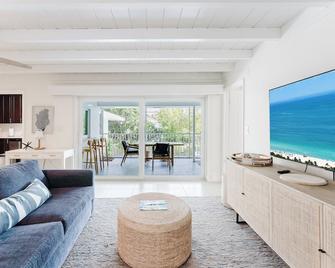 Beachside 2br 2ba - Pool & Balcony - Steps To Boca Beach - Boca Raton - Living room