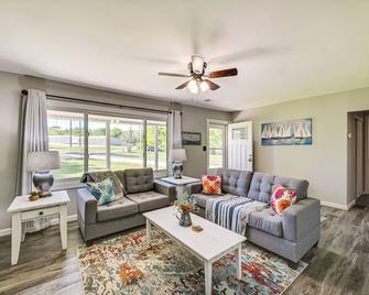 Family-Friendly Lake Cumberland Vacation Rental - Somerset - Wohnzimmer