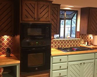 Hill countryview sunsets private nature hottubchimeneanat'l parksstablesgolf - Helotes - Cocina