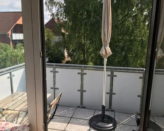 2-Zi. Wohnung in Bahnhofsnähe - 247 self-check-in - Verden - Balkon