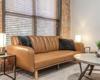Loft in the heart of Downtown in Historic Building! - Bartlesville - Living room