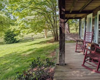 Modern comforts in an 1860's log cabin nestled in the Appalachian Foothills. - Rogersville - Patio