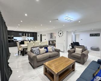 1 Orchard Farm Cottages Sleeps 10, Open plan Kitchen & Large Garden - East Grinstead - Living room