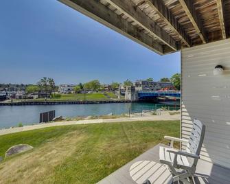 Edgewater Inn 115 | Sunrise Over Lake Charlevoix | Pool, Hot Tub, Sauna - Charlevoix - Balkon