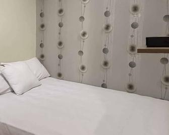 Aimer Guest House Syariah Mitra RedDoorz - Cilegon - Bedroom