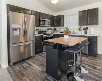 Cozy Home away From Home 4bd,2 1/2 bath - Independence - Kitchen