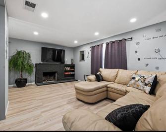 3-bedroom house in brilliant Vallejo with WiFi, AC. Enjoy your stay - Vallejo - Obývací pokoj