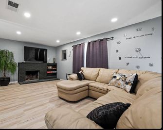 3-bedroom house in brilliant Vallejo with WiFi, AC. Enjoy your stay - Vallejo - Stue