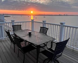 On the beach amazing views - Niantic - Balkon