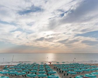 Hotel Saint Tropez - Pineto - Beach