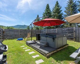 Heart of the White Mountains Cottage w Hot Tub #3 - Carroll - Patio