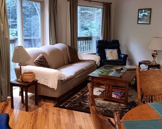little round house - Spruce Pine - Sala de estar