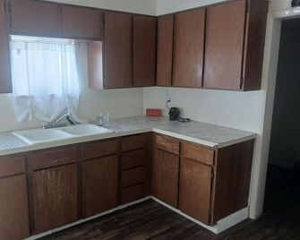 Hillbilly Onsen with Fountain and 85' TV sleeps 6+ - Brigham City - Кухня