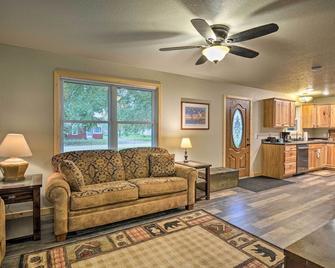 Pet-Friendly Petoskey Area Cabin, Walk to River! - Alanson - Sala de estar