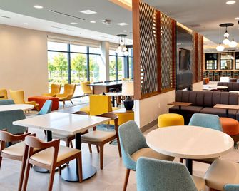 La Quinta Inns And Suites by Wyndham - McKinney - Eetruimte