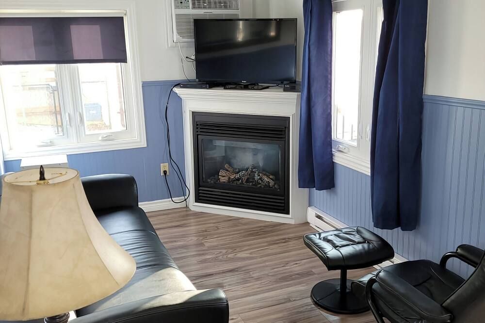 2 Bedroom Property With Views Of Rondeau Bay - Chatham-Kent - Вітальня